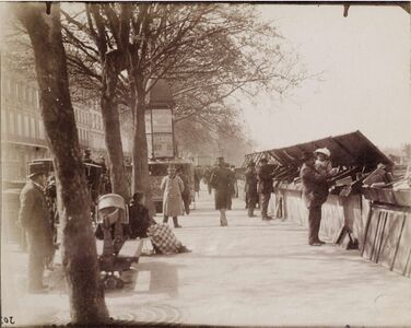 Э. Атже. Ящики букинистов на набережной Вольтера. Около 1900 года. Фотография сделана напротив отеля, из которого Писсарро написал «Набережную Малаке»