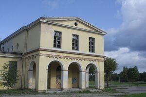 Ķemeru peldu iestādes arhitektūra - frontons, arkāde.JPG