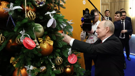 Владимир Путин во время благотворительной акции Ёлка желаний.webp