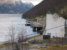 Flørli kraftstasjon og kaien.jpg