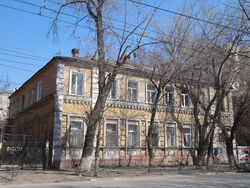 Дом жилой ул Мичурина 77 слева.jpg