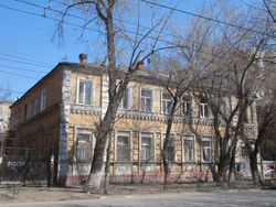 Дом жилой ул Мичурина 77 слева.jpg