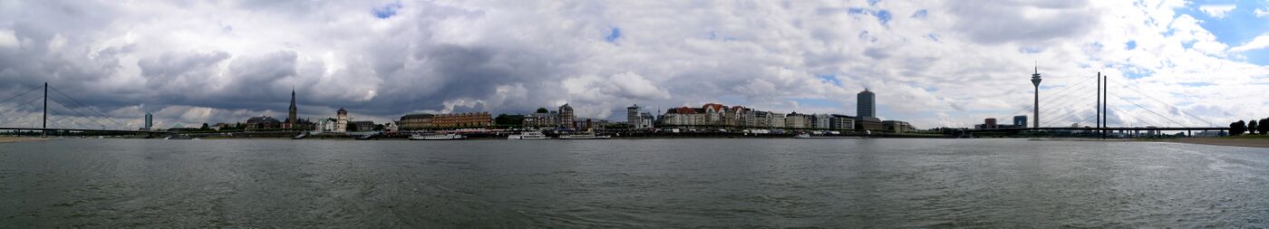 Дюссельдорф - панорама старого города (вид из Оберкасселя). Справа - мост Rheinkniebrücke, слева - мост Oberkasseler