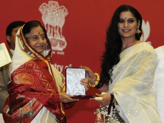 The President, Smt. Pratibha Devisingh Patil presenting the Rajat Kamal Award to Ms. Ananya Chatterjee for the Best Actress (Film Abohomaan) at the 57th National Film Awards function, in New Delhi on October 22, 2010.jpg