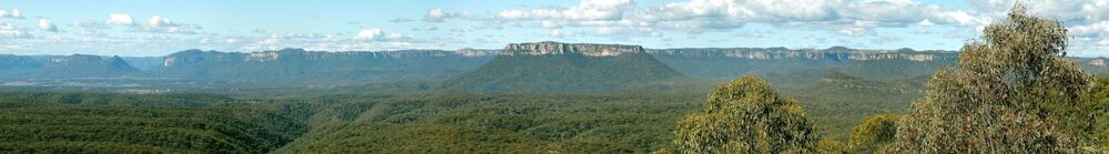 Вид на долину Каперти с обзорной точки Пирсонс-Лукаут. В центре снимка гора Пэнтонис-Краун.