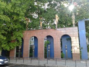 Скульптуры перед входом в музей. Представлены бюсты (слева направо) Мстислава Ростроповича, Рудольфа Нуриева, Ивана Бунина (эскиз для московского памятника поэту) и Андрея Тарковского.