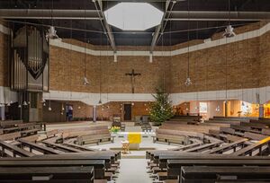 Leonding neue Pfarrkirche hl. Michael Altar.jpg