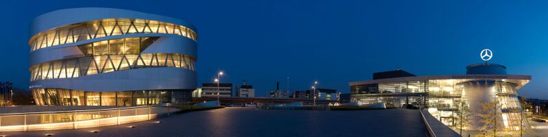 Комплекс Mercedes-Benz: музей (слева) и центр продаж (справа)