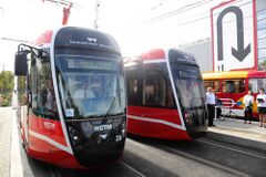71-628M trams №28, №27 in Taganrog.jpg