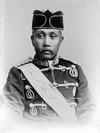 COLLECTIE TROPENMUSEUM Studioportret van Ma'amun Al Rashid Perkasa Alam Shah Sultan van Deli TMnr 10018808.jpg