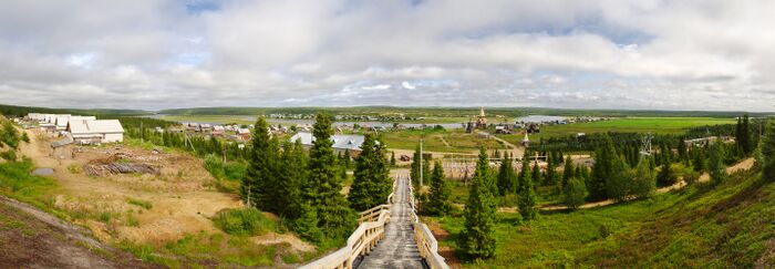 Панорамный вид на село Варзуга, в центре - Успенская Церковь