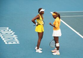 Melbourne Australian Open 2010 Venus and Serena Chat.jpg