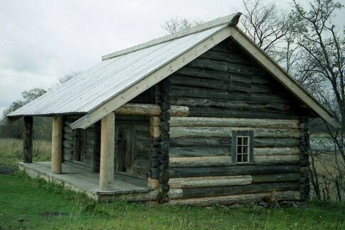 Амбар после реставрации. Заметны вставки и протезы сгнивших участков брёвен, замены полностью разрушившихся столбов и деталей кровли