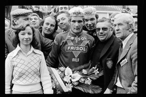 Cees Priem na aankomst, Dwars door België 1975, Waregem, Maurice Terryn (collectie KOERS. Museum van de Wielersport).jpg