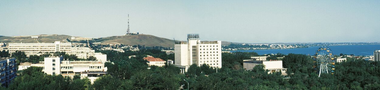 Панорамный вид города Кокшетау в 1999 году, северо-западная часть города. Слева направо: Кокшетауский государственный университет (КГУ), торговый дом «ЦУМ», сопка Букпа, гостиница «Достык», площадь Независимости, кинотеатр «Дружба», Горсад, озеро Копа
