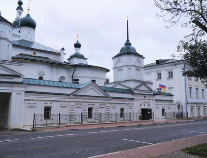 Корпус с башней-часовней.jpg