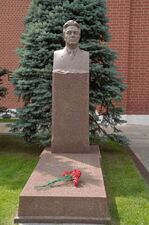 Leonid brezhnev grave kremlin wall necropolis july 2016.jpg