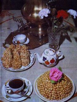 Чак-чак и его аналог в казахской кухне.