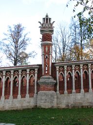 Колонна, украшающая подход к мосту