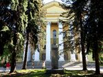 Бюст П.Н. Лебедева при входе в ФИАН.jpg