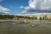 Duboviy Fountain at Upper Garden of Peterhof.jpg