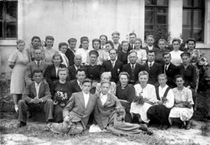 Источник Вставить 1948&nbsp;год. Ученики перед школой в селе Ивановском. Бывший дом Карла Шольца. Альтернативный текст