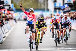 Aankomst Mathieu van der Poel in Waregem, Dwars door Vlaanderen 2019 - fotograaf Lieven De Cock.jpg
