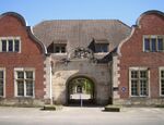 Hoffmann Berlin-Buch II Eingangstor.jpg