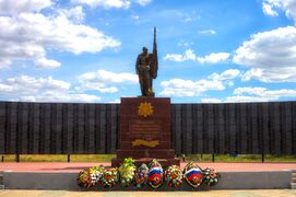 Скультура Неизвестного солдата в парке Заречный.jpg