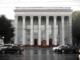 Вход с колонным портиком в главный корпус