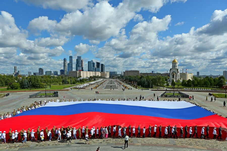 Участники флешмоба «Россия объединяет» развернули гигантский триколор на Поклонной горе.jpg
