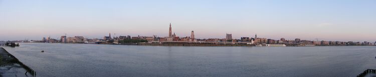 Панорама Антверпена с левого брега Шельды. В центре выделяется высокий шпиль Собора Богоматери.