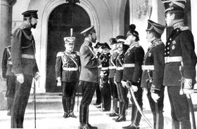 Прием Николаем II летчиков 1-го выпуска из Севастопольской офицерской школы авиации. Крым, Ливадия