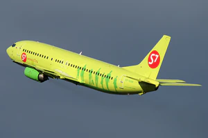 S7 Airlines Boeing 737-400 VP-BAN DME September 2009.png