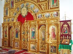 Иконостас храма Святого Архистратига Михаила над Ореандой в 2008 году.jpg