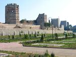 Theodosianische Landmauer in Istanbul.jpg