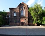 Красноярский государственный педагогический университеттиҥ бир корпусы, ӱй улустыҥ гимназиязыныҥ тӱӱкилик туразында