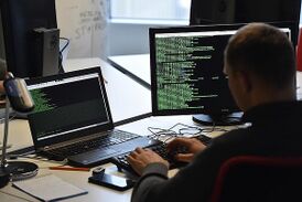 Программист за работой.jpg