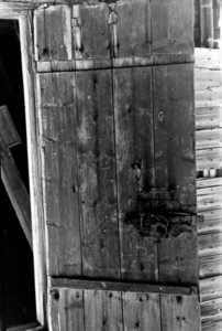 Внутренняя сторона двери со шпонками. Кон. XIX в.