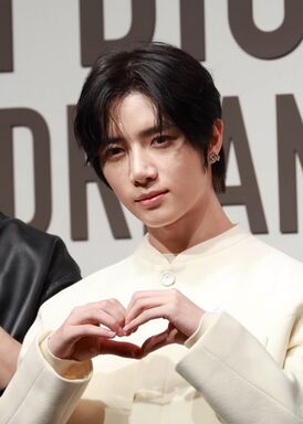 Бомгю на выставке «Christian Dior's Designer of Dreams» в 2025 году