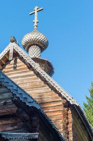 В деревянном зодчестве характерно сочетание мощности и простоты сруба с нежной трактовкой деталей