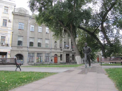 Дворец творчества детей и молодежи и памятник Табакову О П.jpg