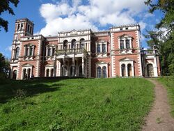 Общий вид со стороны реки Быковки главного дома Усадьбы Воронцова-Дашкова (DSC09903).jpg