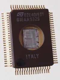 1993-мĕш çулхи STMicroelectronics фирмăн 62E40 Микроконтроллерĕ. Кантăкĕ хыçĕнче кремни кристалĕ çинчи электричество схеми курăнать