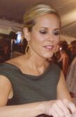 Maria Bello autografando2.jpg