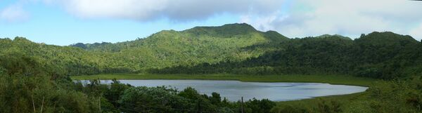 Panorama Grand Etang Kratersee.jpg