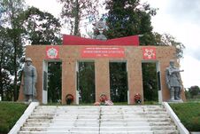 Ямполь (Сумская область). Памятник землякам.jpg