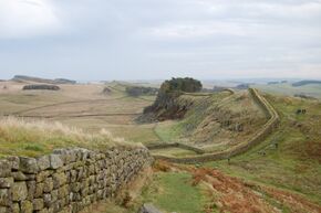 Hadrian's Wall west of Housesteads 3.jpg