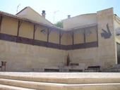 Plaza y edificio en Los Santos de la Humosa.jpg