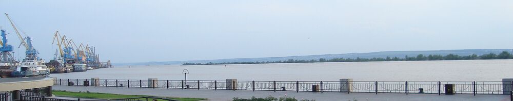 Вид на северную сторону грузового терминала с пассажирского причала.